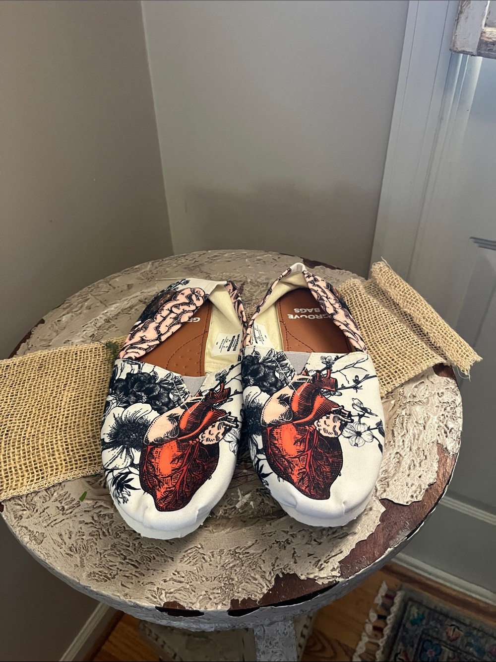 Women's Canvas Slip-On Shoes with Red Graphic Heart Print size 9.5